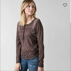 SOLD Gimmicks by BKE L/S Button Up Top - L